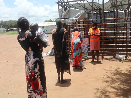 Stella Gune, de World Vision, gu&iacute;a a las madres sobre el lavado de manos adecuado antes de la demostraci&oacute;n de cocina en Sud&aacute;n del Sur.