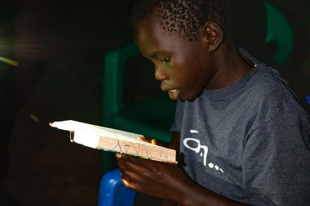 Brian, 13 a&ntilde;os, de Uganda, leyendo la Biblia