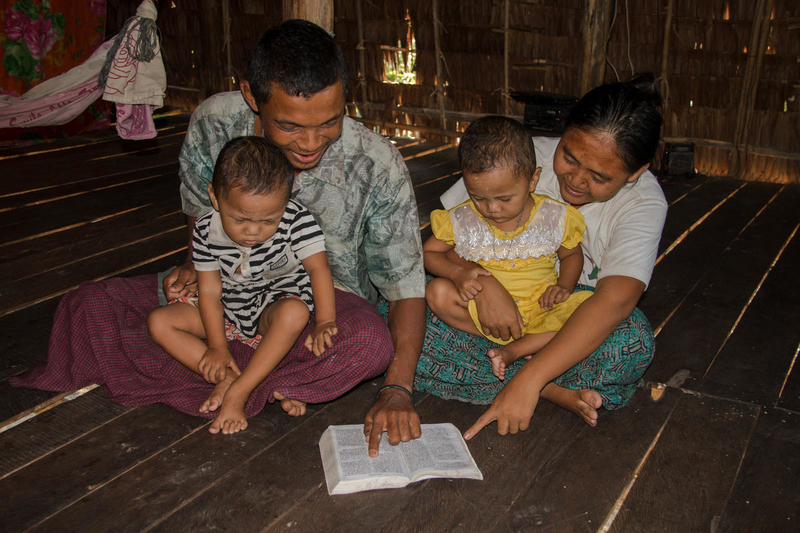 Phaw, de 26 a&ntilde;os y Saw Lin, de 27, pasan tiempo leyendo la Biblia con las gemelas Celia Lin y Rolia Lin, ambas de 2 a&ntilde;os y 10 meses, en Birmania. (&copy;2018 Visi&oacute;n Mundial /foto de Kyaw Thet Tun)