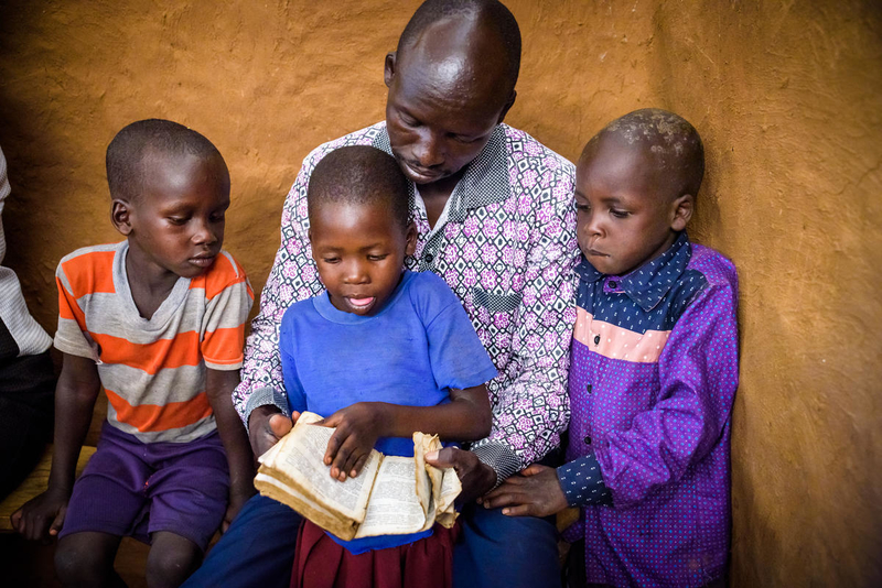 Miembros de la Kesot's Africa Gospel Church estudian la Biblia en West Pokot, Kenia. (&copy;2018 World Vision/foto de Jon Warren)