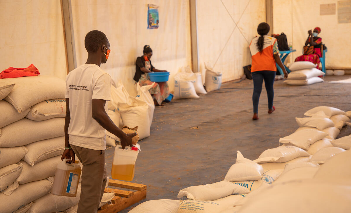 Angelo llega al punto de distribuci&oacute;n de alimentos en Bidibidi y recibe el apoyo del personal y los voluntarios del PMA y de World Vision