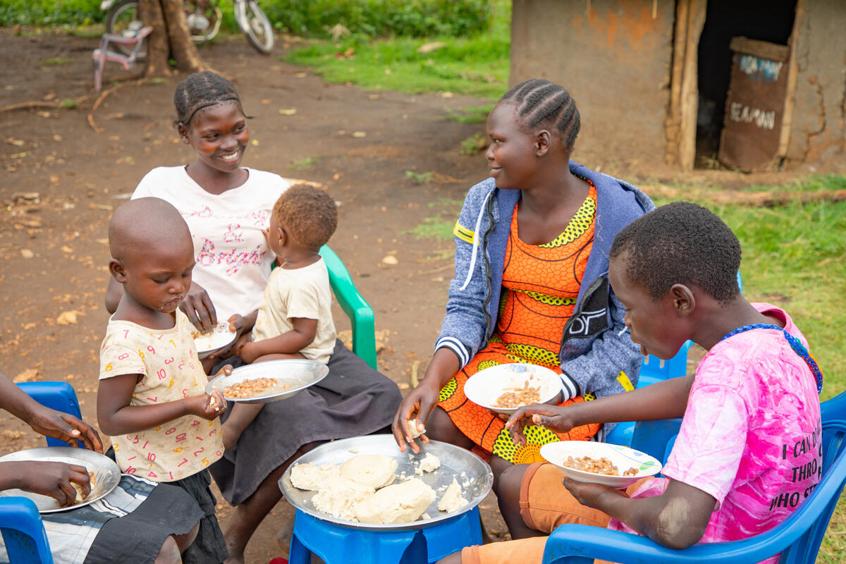 A la hora del almuerzo, la familia de Angelo se re&uacute;ne para hacer su segunda comida del d&iacute;a, gracias a la distribuci&oacute;n de alimentos.