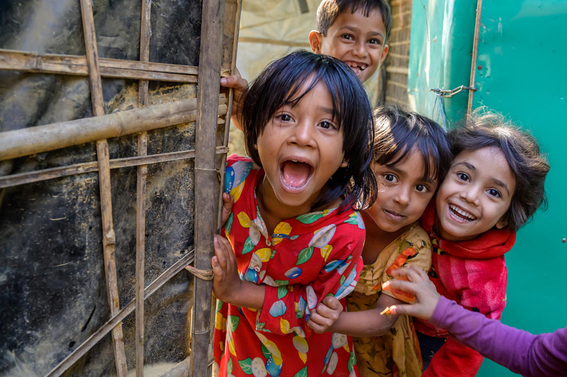 Ni&ntilde;os rohingya(rohiny&aacute;) jugando en el campo de refugiados en Bangladesh. World Vision est&aacute; ayudando a construir un entorno de protecci&oacute;n y empoderamiento para los ni&ntilde;os y ni&ntilde;as en los campos de refugiados&nbsp; (&copy;2019 World Vision/fotograf&iacute;a de Jon Warren)