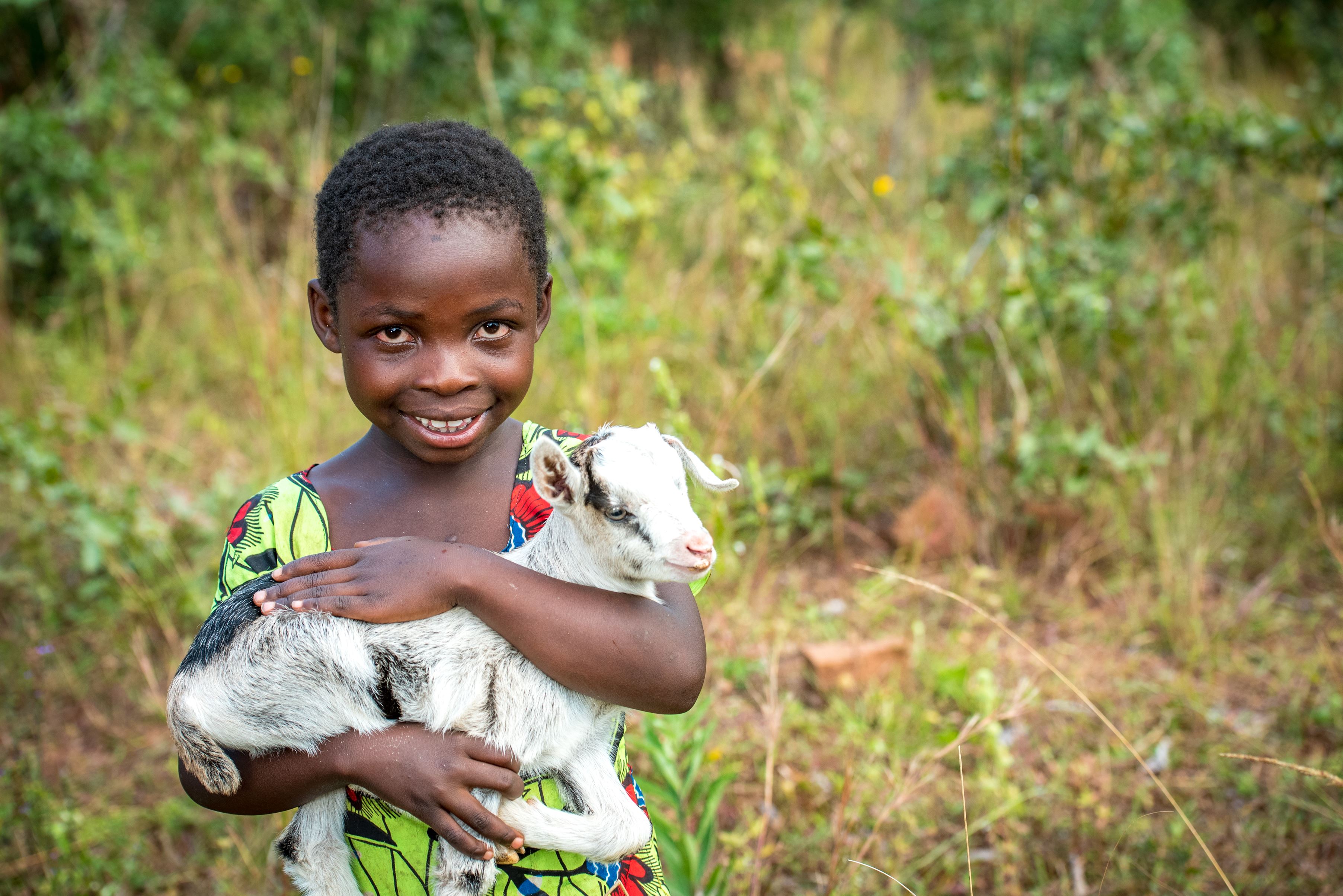 Debby,una ni&ntilde;a apadrinada en Zambia. Su padre Obby dice, en tonga, su lengua materna: &ldquo;Dios respondi&oacute; a mis oraciones a trav&eacute;s de World Vision.&rdquo; (&copy;2019 World Vision/foto de Jon Warren)